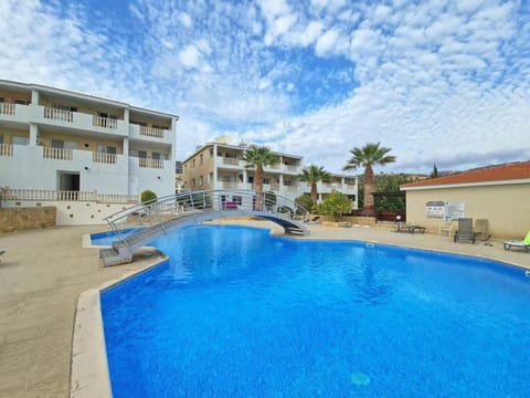 Pool view, Swimming pool, sunbed
