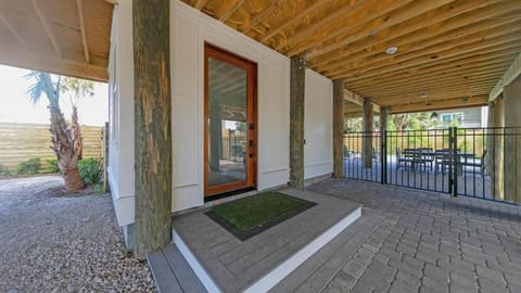 8 BR 6 BA Pool & Hot Tub & Pickleball Fun House in Okaloosa Island