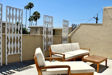 Designer Light-Filled WeHo Condo Apartment in West Hollywood