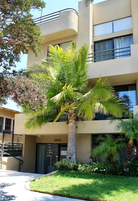 Designer Light-Filled WeHo Condo Apartment in West Hollywood
