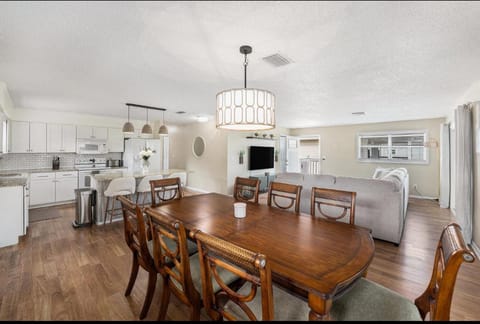 Coastal Escape- 4 Minute Walk to the Beach! House in Indian Rocks Beach