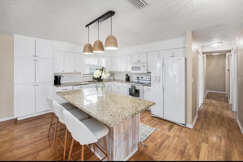 Coastal Escape- 4 Minute Walk to the Beach! House in Indian Rocks Beach