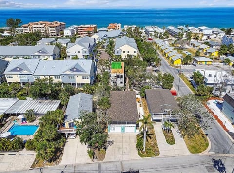 Coastal Escape- 4 Minute Walk to the Beach! House in Indian Rocks Beach