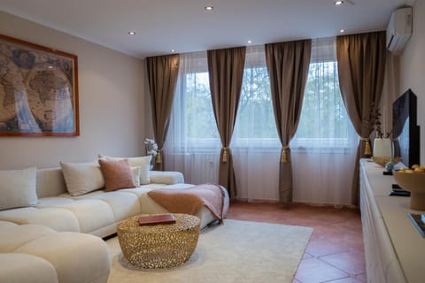 Bed, TV and multimedia, Living room, Photo of the whole room, Seating area