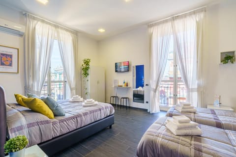 Bed, TV and multimedia, Photo of the whole room, towels
