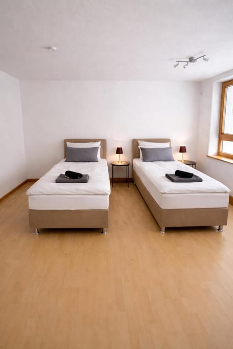Bed, Photo of the whole room, Decorative detail, Decorative detail, Bedroom