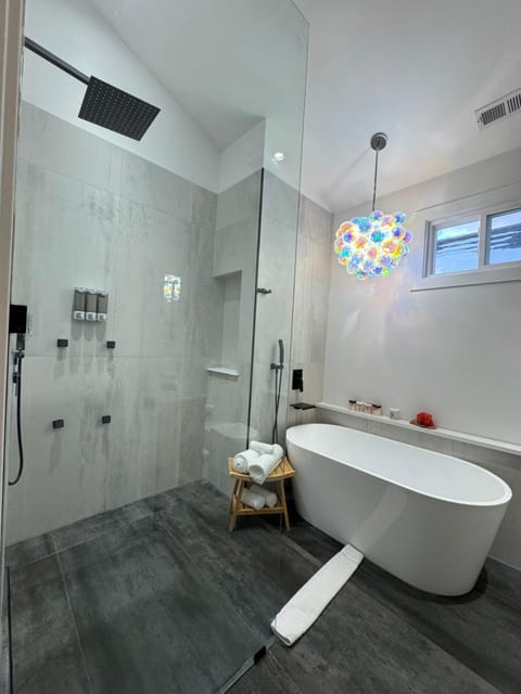 Shower, Toilet, Bathroom, Bath, towels