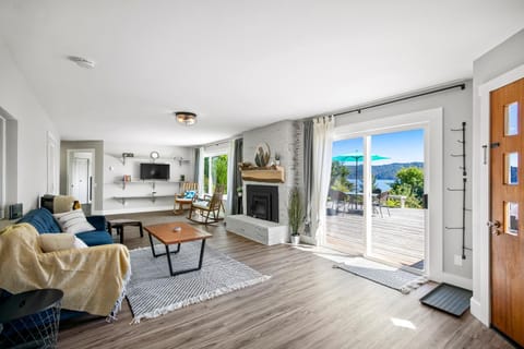 Lilliwaup Stay - 22 Acres, water Views, Beach Access House in Hood Canal