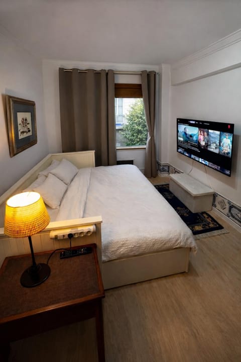 Bed, TV and multimedia, Bedroom