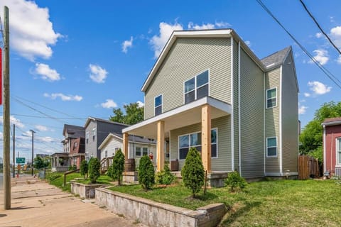 Derby- Bourbon Trail 4BR Pool Table Villa House in Louisville