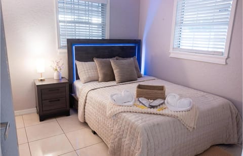 Bed, Bedroom, towels