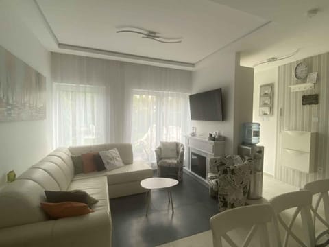 Summer, Living room, Seating area, Dining area