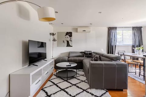 Communal lounge/ TV room, TV and multimedia, Living room, Seating area, Dining area, Evening entertainment