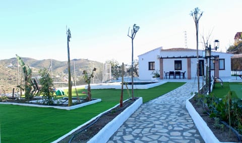 Property building, Garden, Garden view, Mountain view, Pool view, Swimming pool