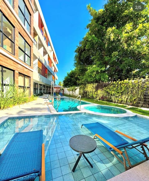 Property building, Day, Swimming pool, sunbed