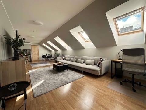 TV and multimedia, Kitchen or kitchenette, Living room, Business facilities, Seating area