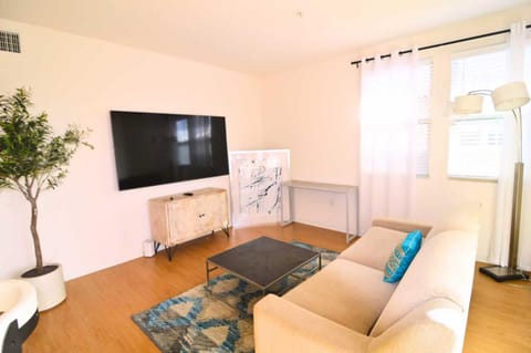 Stylish 2BR Foothill Escape in Irvine Apartment in Foothill Ranch