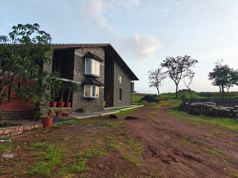 Property building, Facade/entrance, Day, Natural landscape, Garden, Garden view, Parking