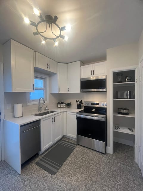 Hickory Haven - Heart of Omaha Apartment in Omaha