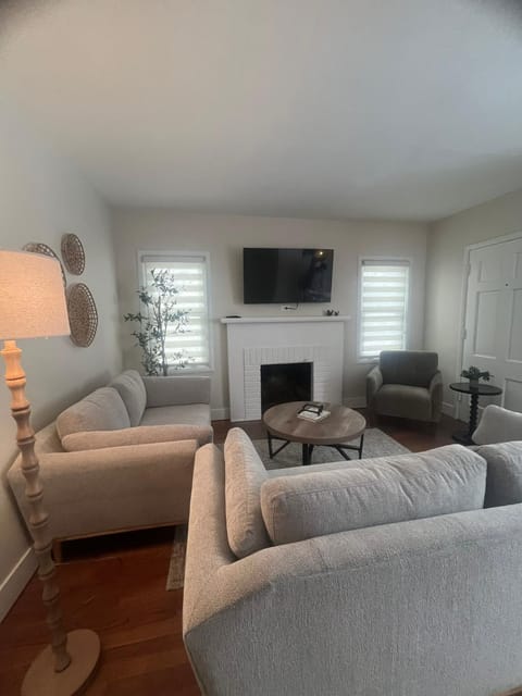 Hickory Haven - Heart of Omaha Apartment in Omaha