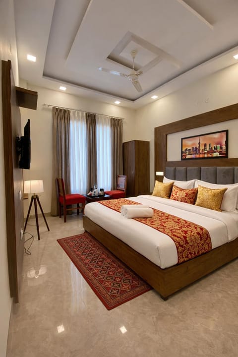 Communal lounge/ TV room, Bed, TV and multimedia, Photo of the whole room, Evening entertainment, Bedroom, fireplace