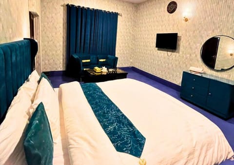 Bed, TV and multimedia, Seating area, hair dresser