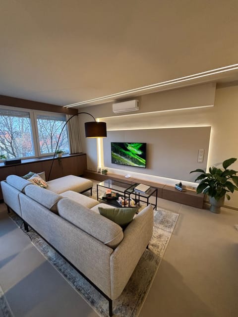 Communal lounge/ TV room, TV and multimedia, Living room, Seating area