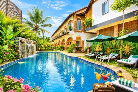 Property building, Garden, Garden view, Pool view, Swimming pool