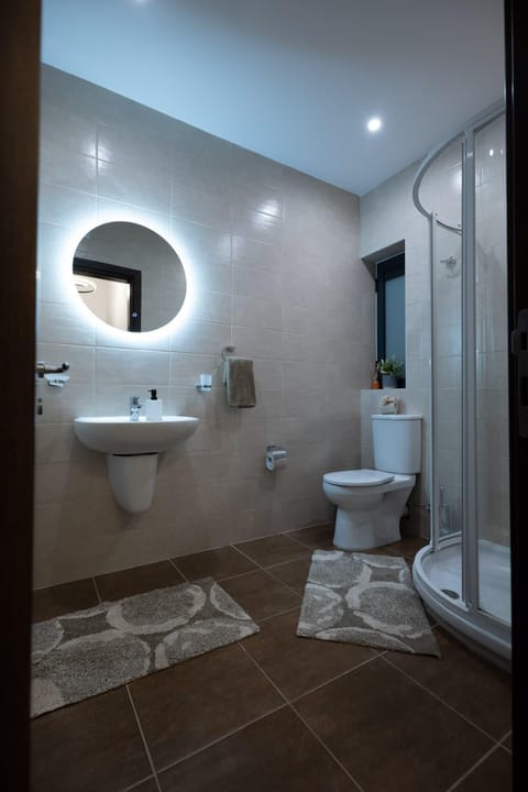 Shower, Toilet, Bathroom, towels