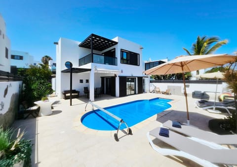 Pool view, Swimming pool, sunbed