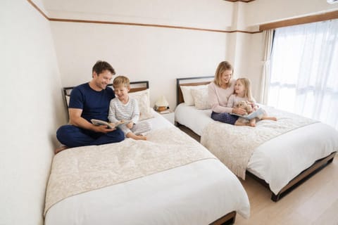 Bed, People, Photo of the whole room, Bedroom, children, Family