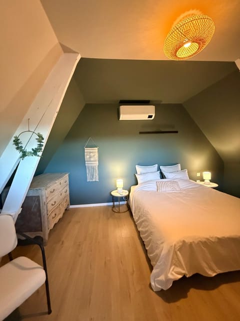 Bed, Photo of the whole room, Bedroom, air conditioner