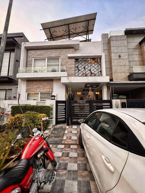 Property building, Bird's eye view, View (from property/room), Garden view, Street view