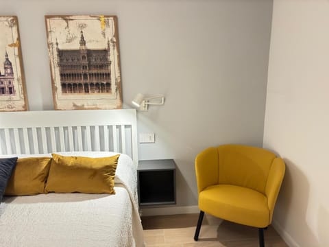 Photo of the whole room, Bedroom