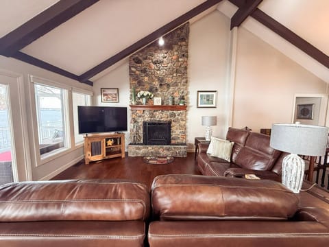 Edgewater-Lakefront 3 BD25BADeckDockGril-16P House in Osage Beach