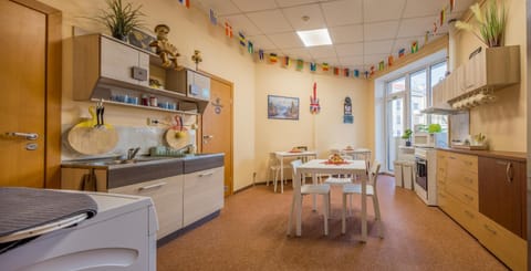 Kitchen or kitchenette, Seating area, Communal kitchen