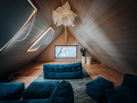 Game Room, Seating area