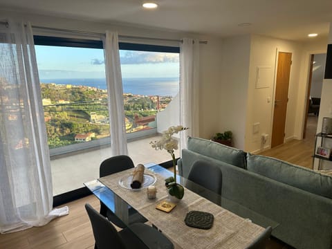 Dining area, Mountain view, Sea view