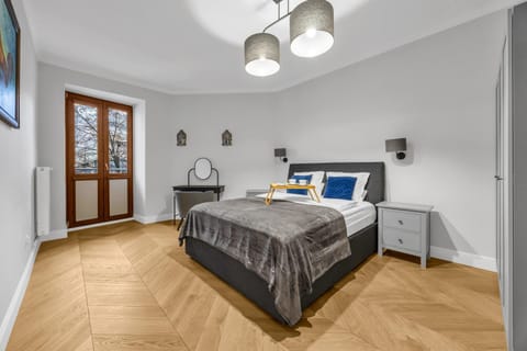 Bed, TV and multimedia, Photo of the whole room, Bedroom, towels