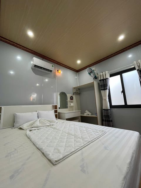 Bed, Photo of the whole room, Bedroom, air conditioner
