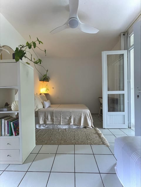 Bed, Library, Photo of the whole room, Seating area, internet, air conditioner