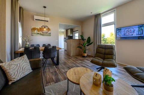 Modernes Chalet New Port 067 mitten im Grünen mit eigener Terrasse am Wasser Nr 67 Apartment in Nettetal