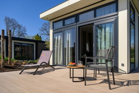 Modernes Chalet New Port 067 mitten im Grünen mit eigener Terrasse am Wasser Nr 67 Apartment in Nettetal