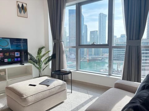 Communal lounge/ TV room, Bed, Natural landscape, TV and multimedia, Living room, Photo of the whole room, Seating area, Evening entertainment, Bedroom, City view, Lake view, River view