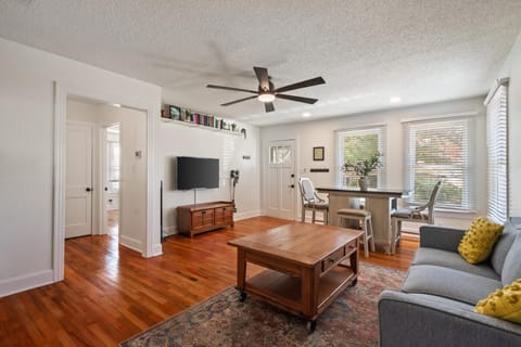 Communal lounge/ TV room, TV and multimedia, Living room, Seating area, Dining area