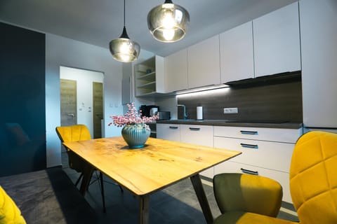 Kitchen or kitchenette, Seating area, Dining area, Breakfast, stove