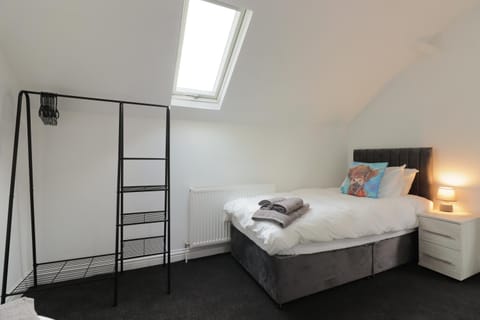 2 Bed Apartment in Chesterfield with FREE parking - Sleeps upto 5 - PERFECT for Workers & Professionals - Hosted by StayHostSave Apartment in Chesterfield