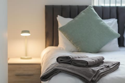 2 Bed Apartment in Chesterfield with FREE parking - Sleeps upto 5 - PERFECT for Workers & Professionals - Hosted by StayHostSave Apartment in Chesterfield