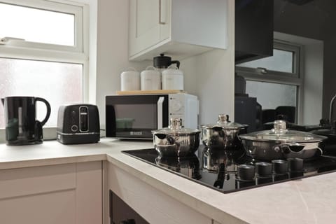 2 Bed Apartment in Chesterfield with FREE parking - Sleeps upto 5 - PERFECT for Workers & Professionals - Hosted by StayHostSave Apartment in Chesterfield