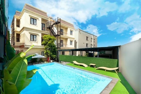 Property building, Day, Garden, Garden view, Pool view, Swimming pool, Swimming pool, sunbed